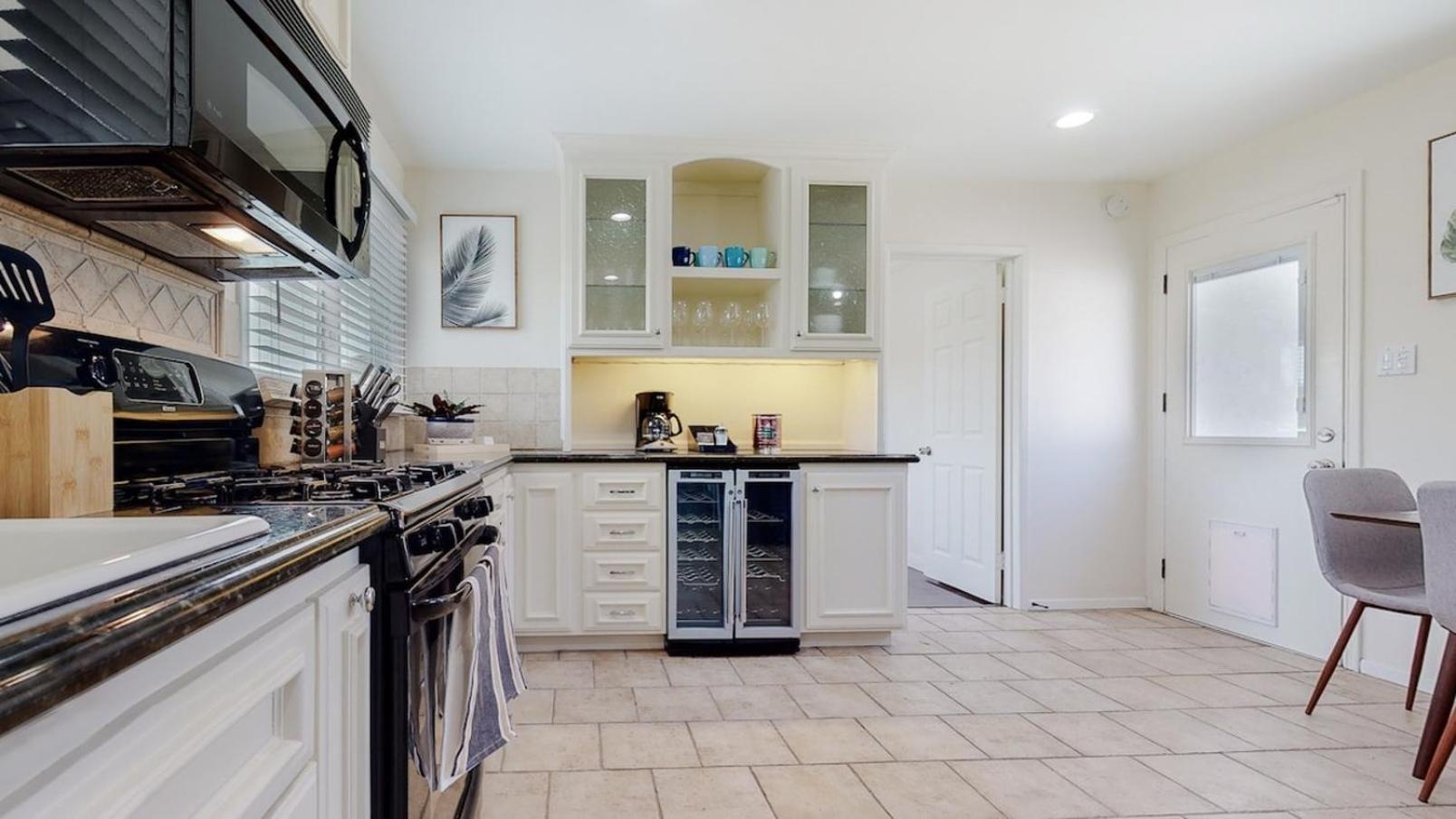 Casa vacanze Dazzling Westside 4 Bedroom Home-minutes To The Beach