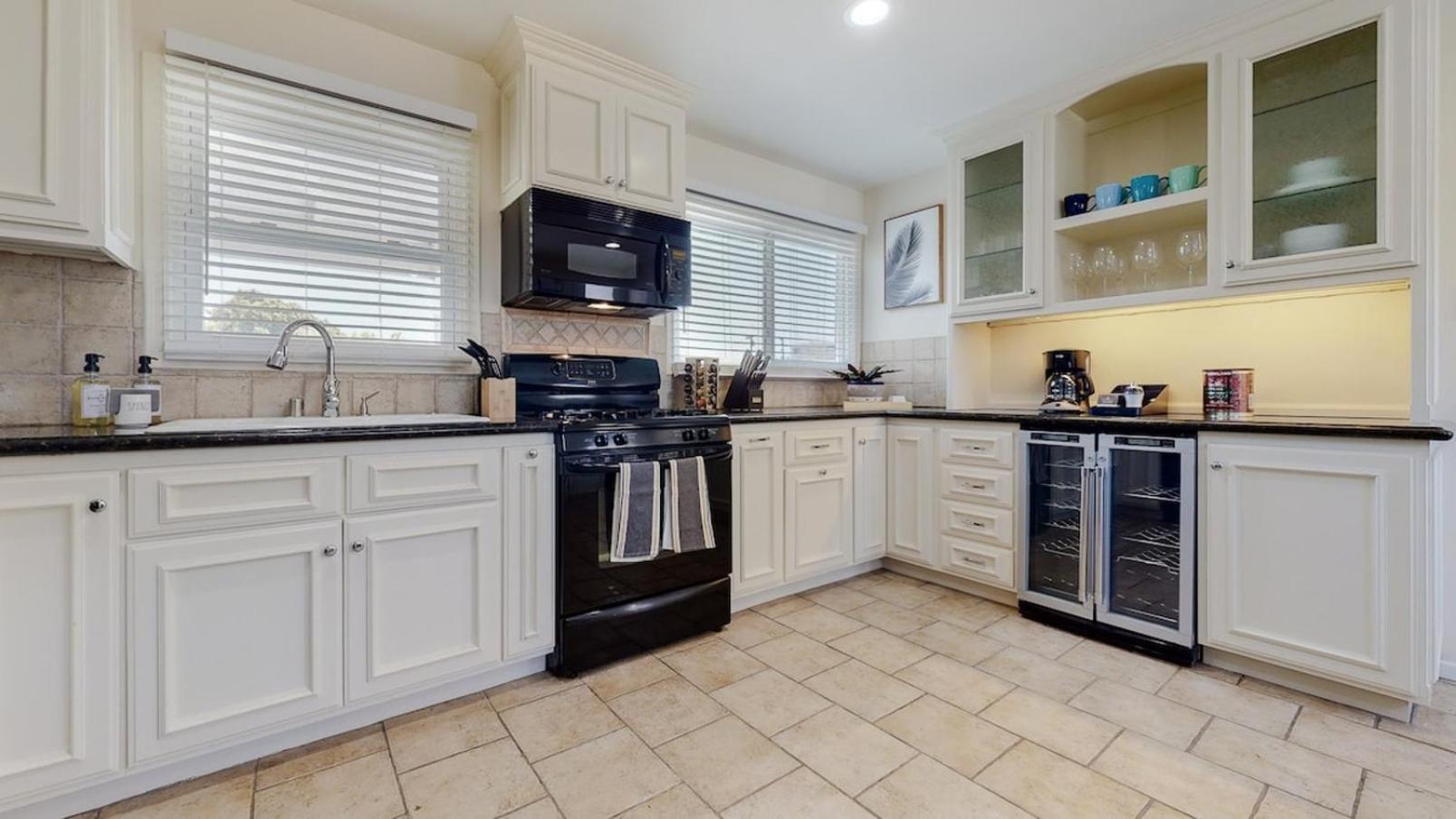Casa vacanze Dazzling Westside 4 Bedroom Home-minutes To The Beach *