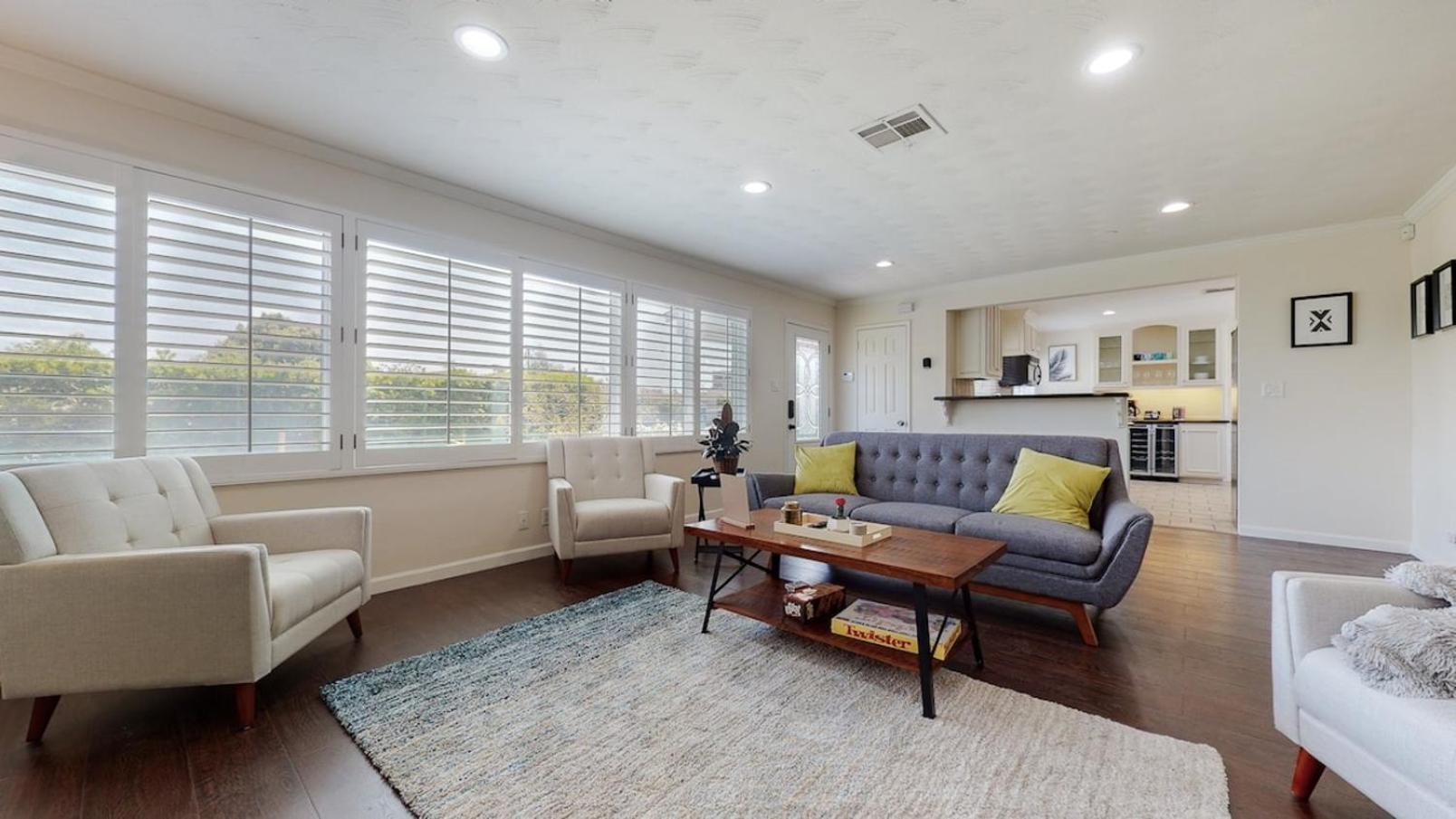 Casa vacanze Dazzling Westside 4 Bedroom Home-minutes To The Beach